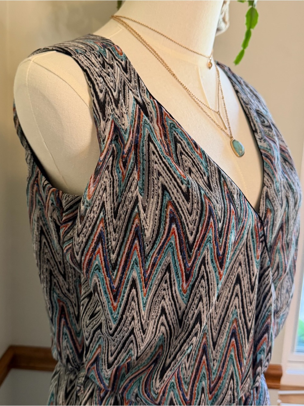 Sleeveless V-Neck Chevron Midi Dress in Blue and Black Size Small